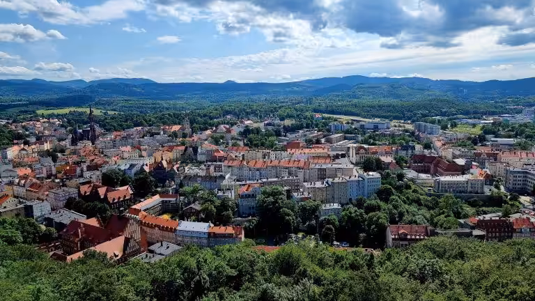 Widok z Parku im. Jana III Sobieskiego w Wałbrzychu