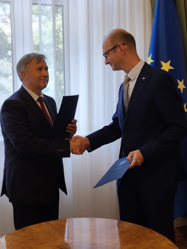 Na zdjęciu: moment podpisania porozumienia o współpracę MZUK - UE we Wrocławiu